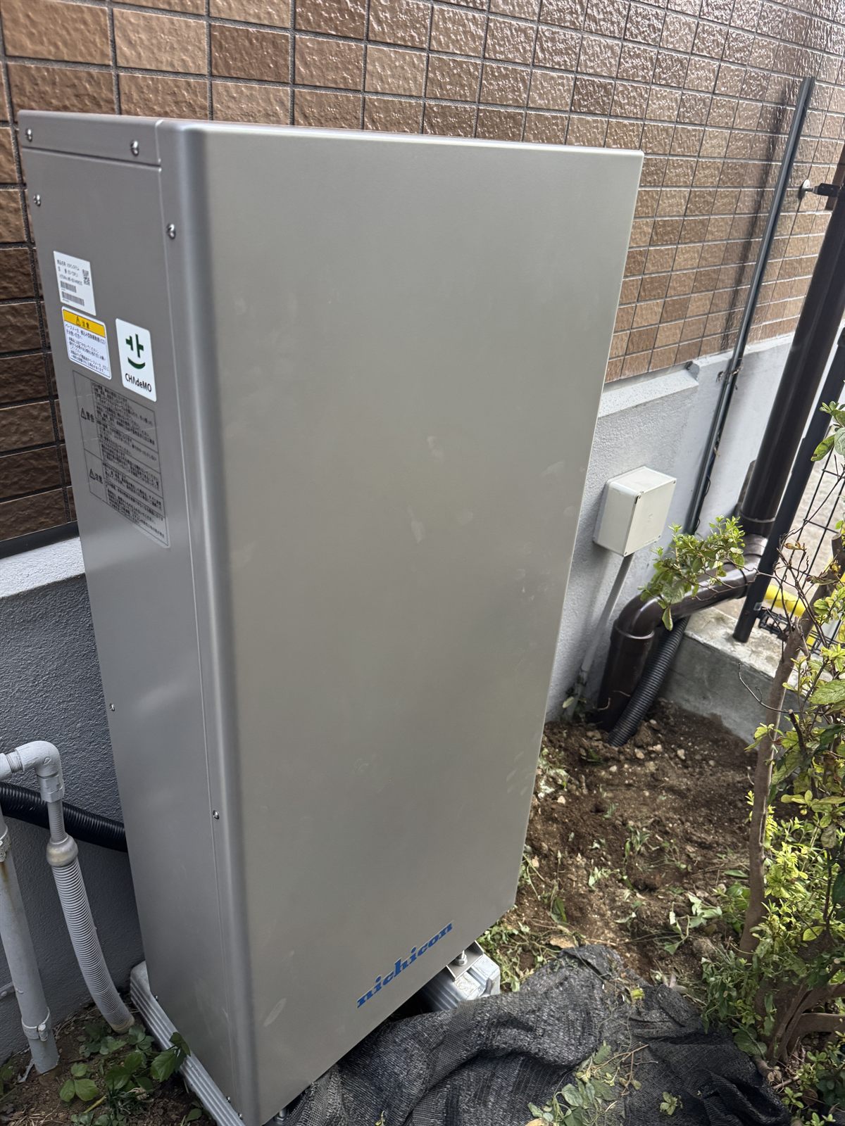 住宅の外壁沿いに設置したニチコンのV2Hスタンド