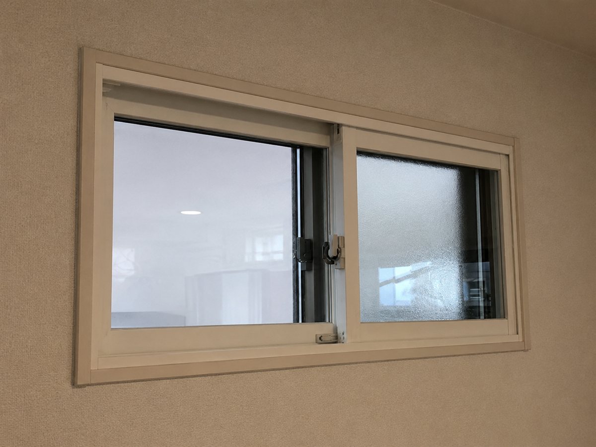 神奈川県藤沢市の内窓リノベ施工後。小窓に設置した内窓